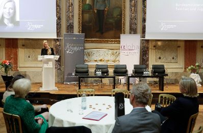 Am 7. November 2018 sprach Bundesministerin Juliane Bogner-Strau&szlig; (im Bild) die Begr&uuml;&szlig;ungsworte beim Journalistinnenkongress 2018 &bdquo;20 years ago - 20 years ahead - R&uuml;ckschritt oder Vormarsch&ldquo;.