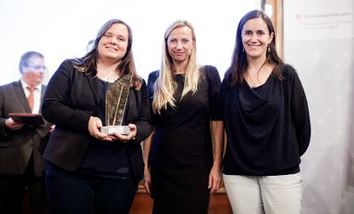 Am 7. November 2018 &uuml;berreichte Bundesministerin Juliane Bogner-Strau&szlig; (m.) den &Ouml;sterreichischen Jugendpreis 2018.