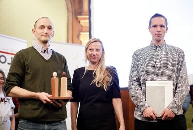 Am 7. November 2018 &uuml;berreichte Bundesministerin Juliane Bogner-Strau&szlig; (m.) den &Ouml;sterreichischen Jugendpreis 2018.