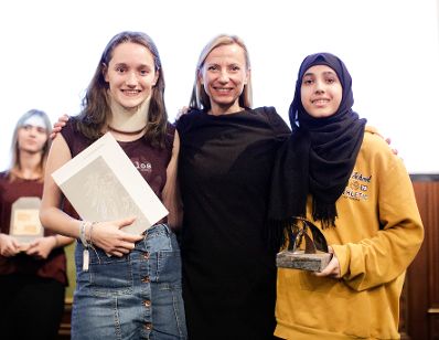 Am 7. November 2018 &uuml;berreichte Bundesministerin Juliane Bogner-Strau&szlig; (m.) den &Ouml;sterreichischen Jugendpreis 2018.