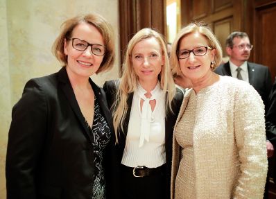 Am 12. November 2018 nahm Bundesministerin Juliane Bogner-Strau&szlig; (m.) an der Podiumsdiskussion bei der Enquete &bdquo;100 Jahre Frauenwahlrecht&quot; teil. Im Bild mit der Landesr&auml;tin Christiane Teschl-Hofmeister (l.) und der Landeshauptfrau von Nieder&ouml;sterreich Johanna Mikl-Leitner (r.).