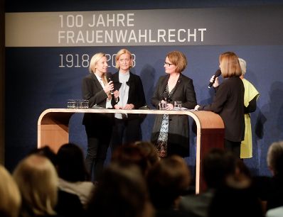 Am 12. November 2018 nahm Bundesministerin Juliane Bogner-Strau&szlig; (l.) an der Podiumsdiskussion bei der Enquete &bdquo;100 Jahre Frauenwahlrecht&quot; teil. Im Bild mit der Generaldirektorin der &Ouml;sterreichischen Nationalbibliothek Johanna Rachinger (2.v.l.), der Landesr&auml;tin Christiane Teschl-Hofmeister (3.v.l.) und der Moderatorin Barbara St&ouml;ckl (r.).