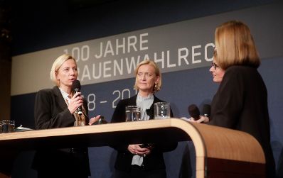 Am 12. November 2018 nahm Bundesministerin Juliane Bogner-Strau&szlig; (l.) an der Podiumsdiskussion bei der Enquete &bdquo;100 Jahre Frauenwahlrecht&quot; teil. Im Bild mit der Generaldirektorin der &Ouml;sterreichischen Nationalbibliothek Johanna Rachinger (2.v.l.).