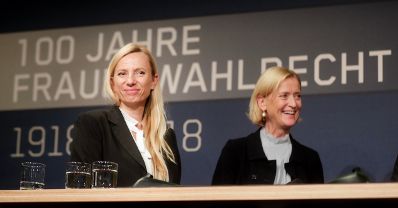 Am 12. November 2018 nahm Bundesministerin Juliane Bogner-Strau&szlig; (l.) an der Podiumsdiskussion bei der Enquete &bdquo;100 Jahre Frauenwahlrecht&quot; teil. Im Bild mit der Generaldirektorin der &Ouml;sterreichischen Nationalbibliothek Johanna Rachinger (r.).