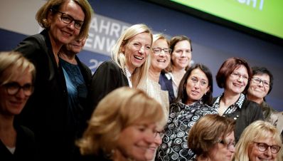 Am 12. November 2018 nahm Bundesministerin Juliane Bogner-Strau&szlig; an der Podiumsdiskussion bei der Enquete &bdquo;100 Jahre Frauenwahlrecht&quot; teil.