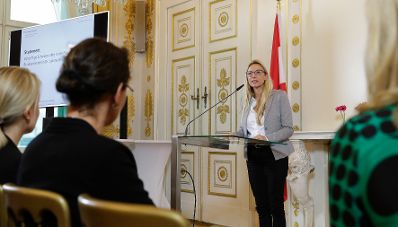 Am 13. November 2018 fand das &quot;Fachsymposium Familie.Arbeit.Zukunft &ndash; Ver&auml;nderungen in der Arbeitswelt&quot; im Bundeskanzleramt statt. Im Bild Bundesministerin Juliane Bogner-Strau&szlig;.