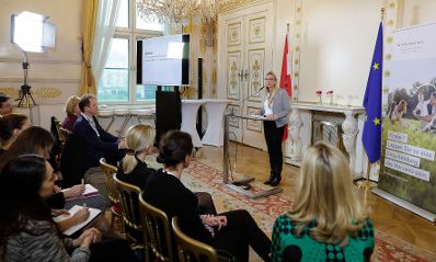 Am 13. November 2018 fand das &quot;Fachsymposium Familie.Arbeit.Zukunft &ndash; Ver&auml;nderungen in der Arbeitswelt&quot; im Bundeskanzleramt statt. Im Bild Bundesministerin Juliane Bogner-Strau&szlig;.