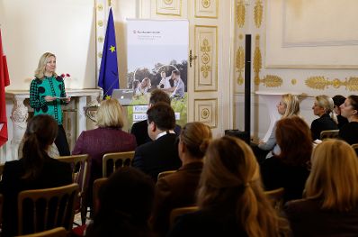 Am 13. November 2018 fand das &quot;Fachsymposium Familie.Arbeit.Zukunft &ndash; Ver&auml;nderungen in der Arbeitswelt&quot; im Bundeskanzleramt statt. Im Bild die Moderatorin Bettina Zajac-Thelen.