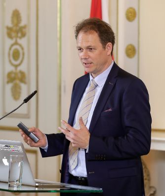 Am 13. November 2018 fand das &quot;Fachsymposium Familie.Arbeit.Zukunft &ndash; Ver&auml;nderungen in der Arbeitswelt&quot; im Bundeskanzleramt statt. Im Bild Andreas Steinle vom &quot;Zukunftsinstitut&quot;.