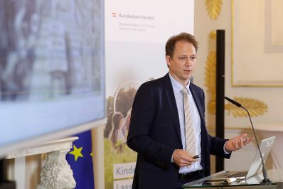 Am 13. November 2018 fand das &quot;Fachsymposium Familie.Arbeit.Zukunft &ndash; Ver&auml;nderungen in der Arbeitswelt&quot; im Bundeskanzleramt statt. Im Bild Andreas Steinle vom &quot;Zukunftsinstitut&quot;.