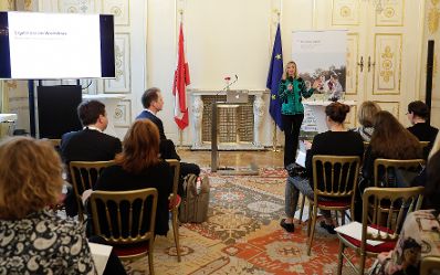 Am 13. November 2018 fand das &quot;Fachsymposium Familie.Arbeit.Zukunft &ndash; Ver&auml;nderungen in der Arbeitswelt&quot; im Bundeskanzleramt statt. Im Bild die Moderatorin Bettina Zajac-Thelen bei der Pr&auml;sentation der Ergebnisse der Workshops.