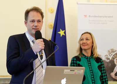 Am 13. November 2018 fand das &quot;Fachsymposium Familie.Arbeit.Zukunft &ndash; Ver&auml;nderungen in der Arbeitswelt&quot; im Bundeskanzleramt statt. Im Bild die Moderatorin Bettina Zajac-Thelen (r.) und Andreas Steinle vom &quot;Zukunftsinstitut&quot; (l.) bei der Pr&auml;sentation der Ergebnisse der Workshops.