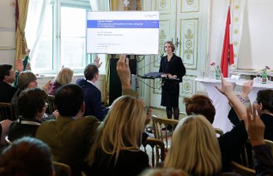Am 13. November 2018 fand das &quot;Fachsymposium Familie.Arbeit.Zukunft &ndash; Ver&auml;nderungen in der Arbeitswelt&quot; im Bundeskanzleramt statt. Im Bild Ulrike Zartler vom Institut f&uuml;r Soziologie an der Universit&auml;t Wien.