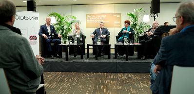 Am 13. November 2018 nahm Bundesministerin Juliane Bogner-Strau&szlig; (2.v.l.) an der Podiumsdiskussion &bdquo;Rechte chronisch kranker Sch&uuml;ler&ldquo; teil. Im Bild mit dem Bundesvorsitzenden der Gewerkschaft f&uuml;r Pflichtschullehrerinnen und -lehrer Paul Kimberger (m.), der Gesundheitswissenschaftlerin Lilly Damm (2.v.r.) vom Zentrum f&uuml;r Public Health der Medizinischen Universit&auml;t Wien und dem Volksanwalt Peter Fichtenbauer (r.).