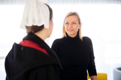 Am 16. November 2018 empfing Bundesministerin Juliane Bogner-Strau&szlig; (r.) anl&auml;sslich der MALTESER-Stra&szlig;ensammlung eine Vertreterin und einen Vertreter der MALTESER.