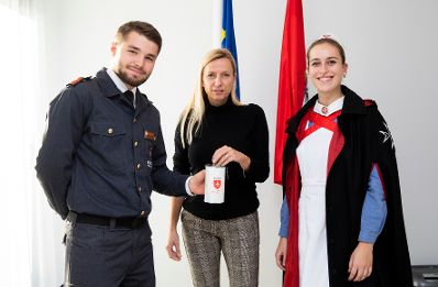 Am 16. November 2018 empfing Bundesministerin Juliane Bogner-Strau&szlig; (m.) anl&auml;sslich der MALTESER-Stra&szlig;ensammlung eine Vertreterin und einen Vertreter der MALTESER.