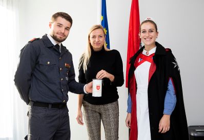 Am 16. November 2018 empfing Bundesministerin Juliane Bogner-Strau&szlig; (m.) anl&auml;sslich der MALTESER-Stra&szlig;ensammlung eine Vertreterin und einen Vertreter der MALTESER.