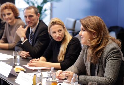 Am 22. November 2018 nahm Bundesministerin Juliane Bogner-Strau&szlig; (2.v.r.) am Vernetzungstreffen zum Thema Betriebliche Kinderbetreuung teil.