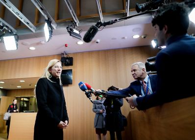 Am 26. November 2018 setzte Bundesministerin Juliane Bogner-Strau&szlig; (l.) ihre Reise nach Br&uuml;ssel anl&auml;sslich des Formellen Jugendrates fort.