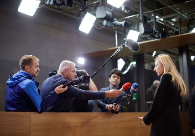 Am 26. November 2018 setzte Bundesministerin Juliane Bogner-Strau&szlig; (r.) ihre Reise nach Br&uuml;ssel anl&auml;sslich des Formellen Jugendrates fort.