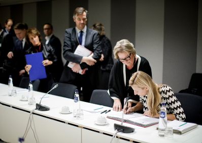Am 26. November 2018 setzte Bundesministerin Juliane Bogner-Strau&szlig; (r.) ihre Reise nach Br&uuml;ssel anl&auml;sslich des Formellen Jugendrates fort. Im Bild beim Arbeitsgespr&auml;ch mit EU-Kommissar Tibor Navracsics.