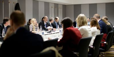 Am 26. November 2018 setzte Bundesministerin Juliane Bogner-Strau&szlig; (l.) ihre Reise nach Br&uuml;ssel anl&auml;sslich des Formellen Jugendrates fort. Im Bild mit Bundesminister Heinz Fa&szlig;mann (r.) beim Arbeitsgespr&auml;ch mit EU-Kommissar Tibor Navracsics.