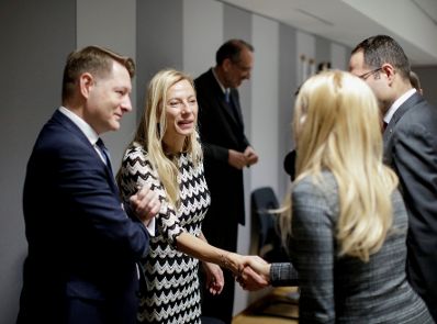 Am 26. November 2018 setzte Bundesministerin Juliane Bogner-Strau&szlig; (2.v.l.) ihre Reise nach Br&uuml;ssel anl&auml;sslich des Formellen Jugendrates fort. Im Bild beim Arbeitsgespr&auml;ch mit EU-Kommissar Tibor Navracsics.