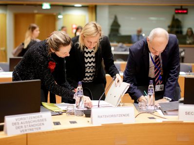 Am 26. November 2018 setzte Bundesministerin Juliane Bogner-Strau&szlig; (m.) ihre Reise nach Br&uuml;ssel anl&auml;sslich des Formellen Jugendrates fort.