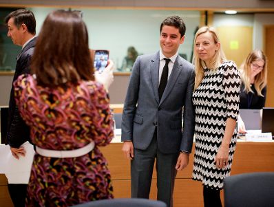 Am 26. November 2018 setzte Bundesministerin Juliane Bogner-Strau&szlig; (r.) ihre Reise nach Br&uuml;ssel anl&auml;sslich des Formellen Jugendrates fort.