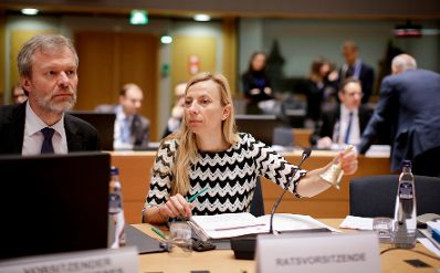 Am 26. November 2018 setzte Bundesministerin Juliane Bogner-Strau&szlig; (r.) ihre Reise nach Br&uuml;ssel anl&auml;sslich des Formellen Jugendrates fort.