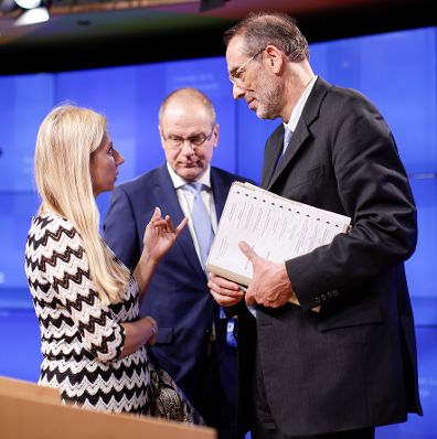 Am 26. November 2018 setzte Bundesministerin Juliane Bogner-Strau&szlig; (l.) ihre Reise nach Br&uuml;ssel anl&auml;sslich des Formellen Jugendrates fort. Im Bild mit EU-Kommissar Tibor Navracsics (m.) und Bundesminister Heinz Fa&szlig;mann (r.).