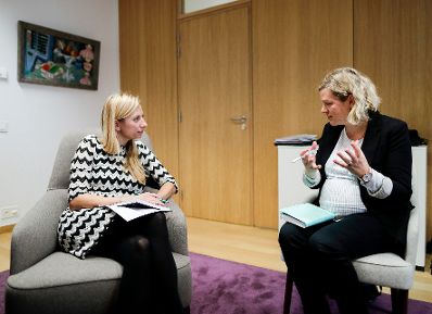 Am 26. November 2018 setzte Bundesministerin Juliane Bogner-Strau&szlig; (l.) ihre Reise nach Br&uuml;ssel anl&auml;sslich des Formellen Jugendrates fort. Im Bild mit der Autorin Agnes Uhereczky (r.).