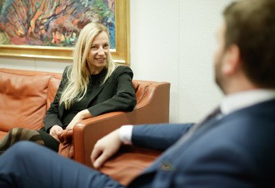 Am 28. November 2018 setzte Bundesministerin Juliane Bogner-Strau&szlig; (l.) ihre Reise nach Island fort. Im Bild bei einem Arbeitsgespr&auml;ch mit dem Minister f&uuml;r Soziales und Gleichberechtigung &Aacute;smundur Einar Da&eth;ason (r.).