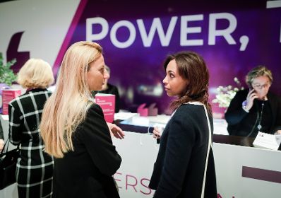 Am 27. November 2018 reiste Bundesministerin Juliane Bogner-Strau&szlig; (l.) anl&auml;sslich des Women Leaders Global Forum nach Island.