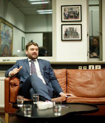 Am 28. November 2018 setzte Bundesministerin Juliane Bogner-Strau&szlig; ihre Reise nach Island fort. Im Bild bei einem Arbeitsgespr&auml;ch mit dem Minister f&uuml;r Soziales und Gleichberechtigung &Aacute;smundur Einar Da&eth;ason.