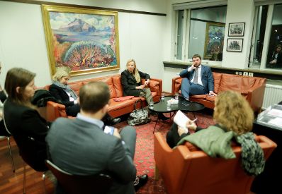 Am 28. November 2018 setzte Bundesministerin Juliane Bogner-Strau&szlig; (l.) ihre Reise nach Island fort. Im Bild bei einem Arbeitsgespr&auml;ch mit dem Minister f&uuml;r Soziales und Gleichberechtigung &Aacute;smundur Einar Da&eth;ason (r.).
