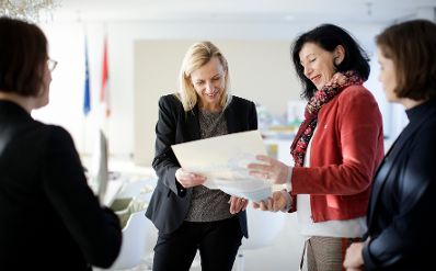 Am 29. November 2018 wurde Bundesministerin Juliane Bogner-Strau&szlig; (m.l.) von der Diakonie &Ouml;sterreich ein Adventkranz &uuml;berreicht.