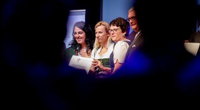 Am 29. November 2018 nahm Bundesministerin Juliane Bogner-Strau&szlig; (2.v.l.) an der feierlichen Verleihung des staatlichen G&uuml;tezeichens &sbquo;familienfreundlichegemeinde&lsquo; teil.