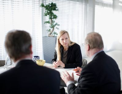 Am 29. November 2018 wurde ein Adventkranz von der &Ouml;sterreichischen Jungarbeiterbewegung an Bundesministerin Juliane Bogner-Strau&szlig; (m.) &uuml;berreicht. Im Bild mit Wolfgang Mohl (l.) und dem Bereichsleiter Ernst Traindt (r.).