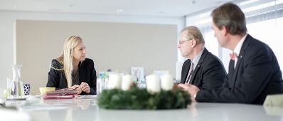 Am 29. November 2018 wurde ein Adventkranz von der &Ouml;sterreichischen Jungarbeiterbewegung an Bundesministerin Juliane Bogner-Strau&szlig; (l.) &uuml;berreicht. Im Bild mit Wolfgang Mohl (r.) und dem Bereichsleiter Ernst Traindt (m.).