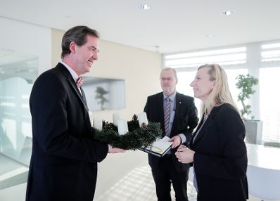 Am 29. November 2018 wurde ein Adventkranz von der &Ouml;sterreichischen Jungarbeiterbewegung an Bundesministerin Juliane Bogner-Strau&szlig; (r.) &uuml;berreicht. Im Bild mit Wolfgang Mohl (l.) und dem Bereichsleiter Ernst Traindt (m.).