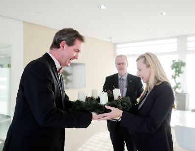 Am 29. November 2018 wurde ein Adventkranz von der &Ouml;sterreichischen Jungarbeiterbewegung an Bundesministerin Juliane Bogner-Strau&szlig; (r.) &uuml;berreicht. Im Bild mit Wolfgang Mohl (l.) und dem Bereichsleiter Ernst Traindt (m.).