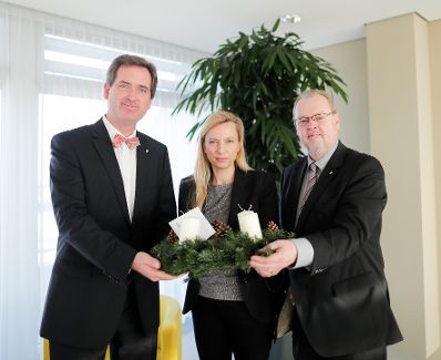 Am 29. November 2018 wurde ein Adventkranz von der &Ouml;sterreichischen Jungarbeiterbewegung an Bundesministerin Juliane Bogner-Strau&szlig; (m.) &uuml;berreicht. Im Bild mit Wolfgang Mohl (l.) und dem Bereichsleiter Ernst Traindt (r.).