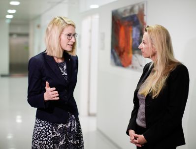 Am 30. November 2018 reiste Bundesministerin Juliane Bogner-Strau&szlig; (r.) nach Linz. Im Bild mit der ober&ouml;sterreichischen Landesr&auml;tin Christine Haberlander (l.) beim Besuch des Gewaltopferbetreuungsteams im Kepler Universit&auml;tsklinikum.