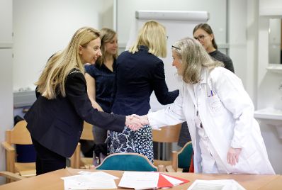 Am 30. November 2018 reiste Bundesministerin Juliane Bogner-Strau&szlig; (l.) nach Linz. Im Bild beim Besuch des Gewaltopferbetreuungsteams im Kepler Universit&auml;tsklinikum.
