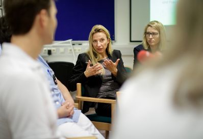 Am 30. November 2018 reiste Bundesministerin Juliane Bogner-Strau&szlig; (l.) nach Linz. Im Bild mit der ober&ouml;sterreichischen Landesr&auml;tin Christine Haberlander (r.) beim Besuch des Gewaltopferbetreuungsteams im Kepler Universit&auml;tsklinikum.