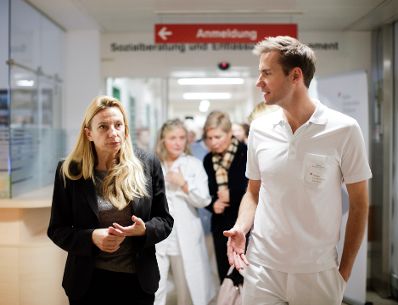 Am 30. November 2018 reiste Bundesministerin Juliane Bogner-Strau&szlig; (l.) nach Linz. Im Bild beim Besuch des Gewaltopferbetreuungsteams im Kepler Universit&auml;tsklinikum.
