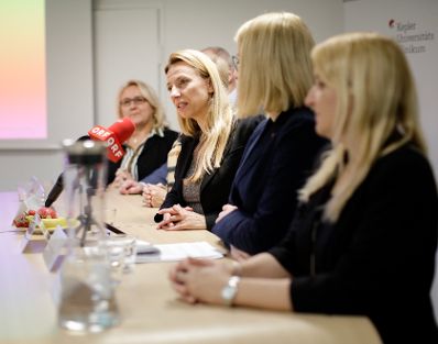 Am 30. November 2018 reiste Bundesministerin Juliane Bogner-Strau&szlig; (3.v.r.) nach Linz. Im Bild mit der ober&ouml;sterreichischen Landesr&auml;tin Christine Haberlander (2.v.r.) im Kepler Universit&auml;tsklinikum.
