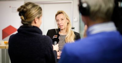 Am 30. November 2018 reiste Bundesministerin Juliane Bogner-Strau&szlig; (im Bild) nach Linz. Im Bild beim Besuch des Kepler Universit&auml;tsklinikums.