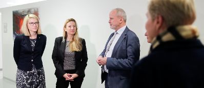 Am 30. November 2018 reiste Bundesministerin Juliane Bogner-Strau&szlig; (2.v.l.) nach Linz. Im Bild mit der ober&ouml;sterreichischen Landesr&auml;tin Christine Haberlander (l.) beim Besuch des Gewaltopferbetreuungsteams im Kepler Universit&auml;tsklinikum.
